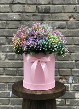 Цветочная композиция из Гипсофила и Розы в шляпной коробке в Чигораке