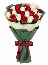 Букет Микс из красных и белых роз в Чигораке