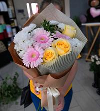 Букет цветов из:  Герберы, Розы и Хризантемы в Чигораке