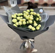 Букет Белые кустовые розы Солинеро в Чигораке