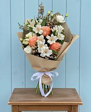 Букет цветов из:  Альстромерии, Лизиантусы, Розы и Хризантемы в Чигораке