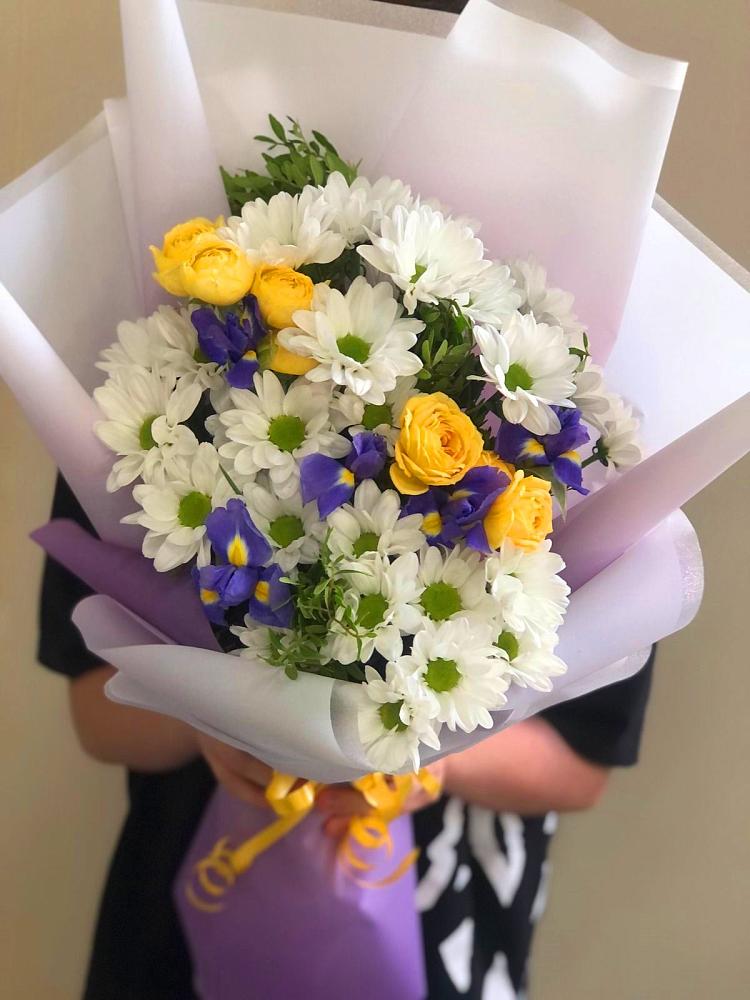 Букет цветов из: Ирисы, Хризантемы и Розы в Чигораке