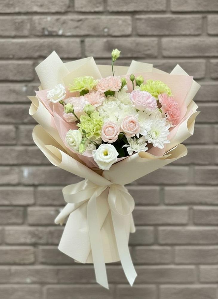 Букет цветов из: Гвоздики, Розы, Лизиантусы и Хризантемы в Чигораке