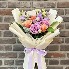 Букет цветов из:  Лизиантусы и Розы в Чигораке