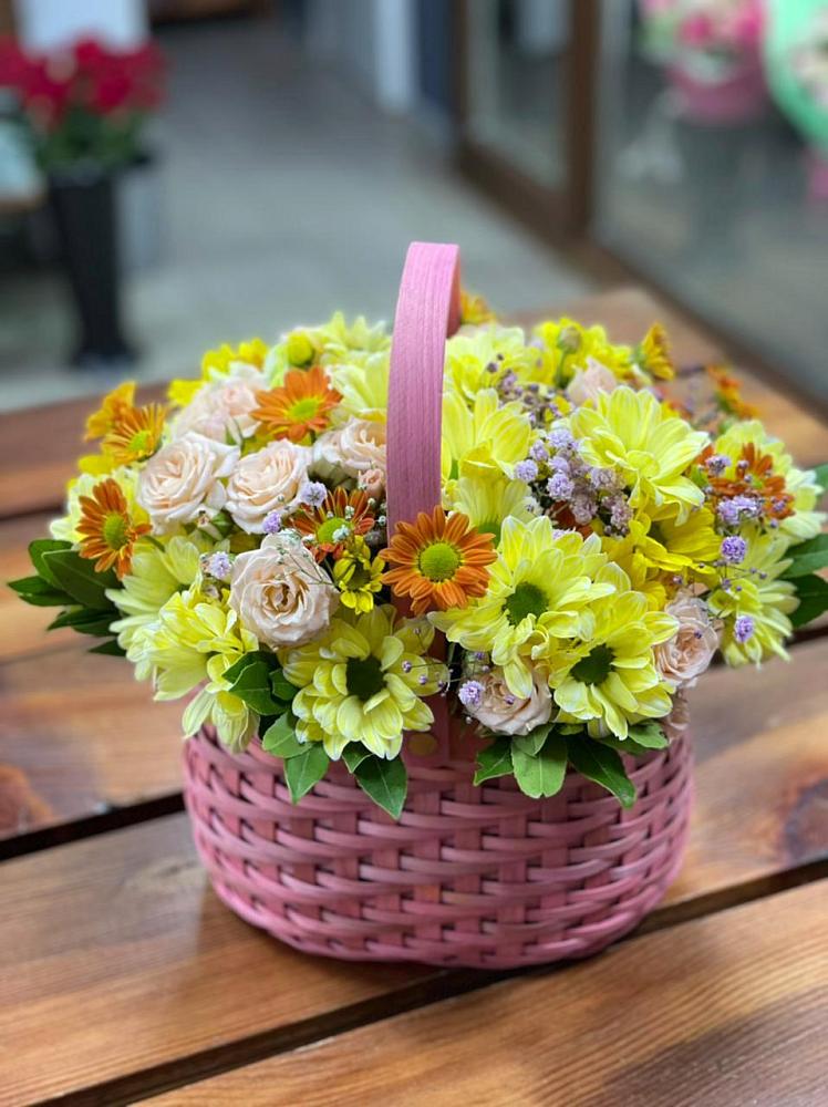 Цветочная композиция из Хризантемы и Розы в корзине в Чигораке