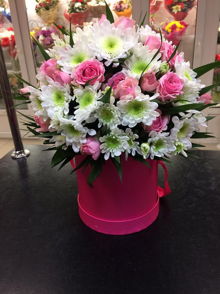 Цветочная композиция из Розы и Хризантемы в шляпной коробке в Чигораке