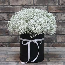 Цветочная композиция из Гипсофила в шляпной коробке в Чигораке