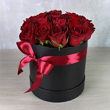 Цветочная композиция из Розы в шляпной коробке в Чигораке
