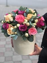 Цветочная композиция из Розы в шляпной коробке в Чигораке
